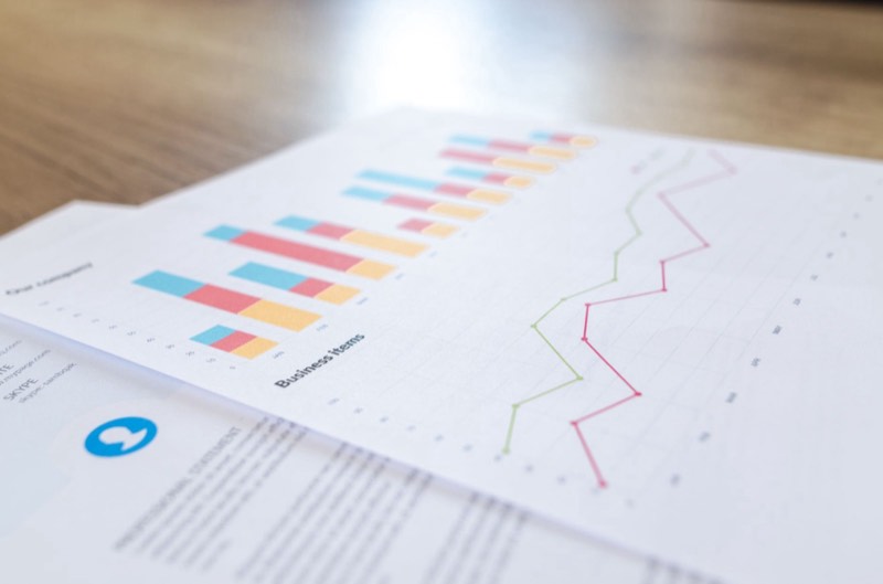 Rapport imprimé avec plusieurs graphiques statistiques colorés sur un bureau