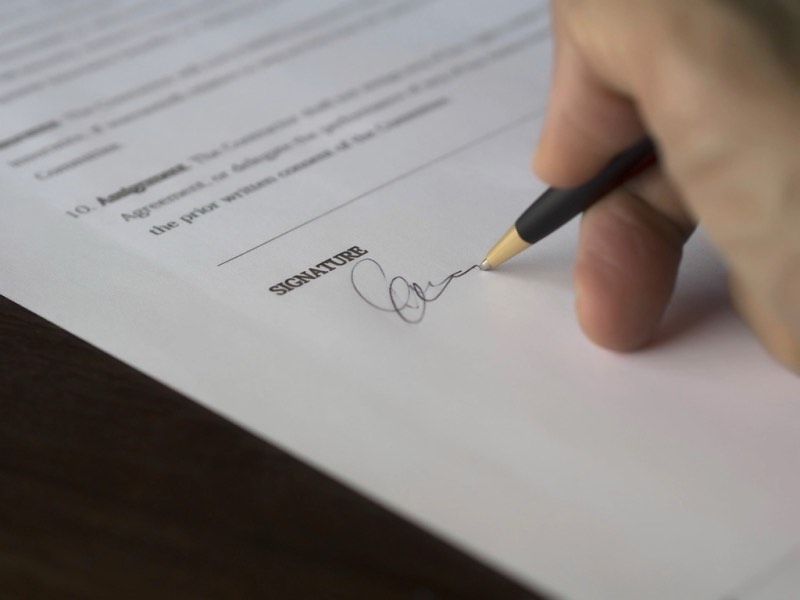 Main signant la ligne signature d'un contrat